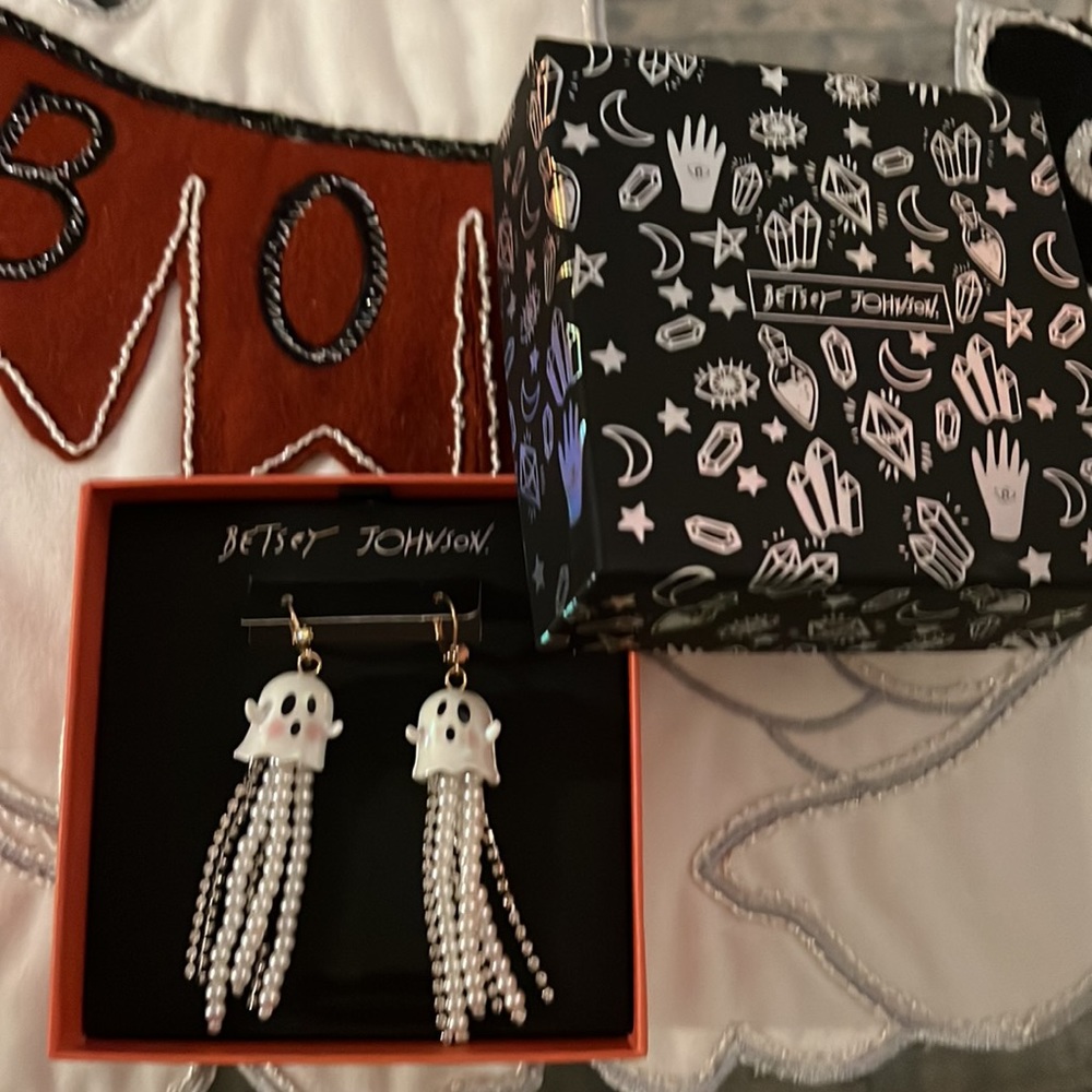 Betsey Johnson Ghost Pearl Rhinestone Earrings NEW in Hallloween theme gift box - Picture 10 of 10